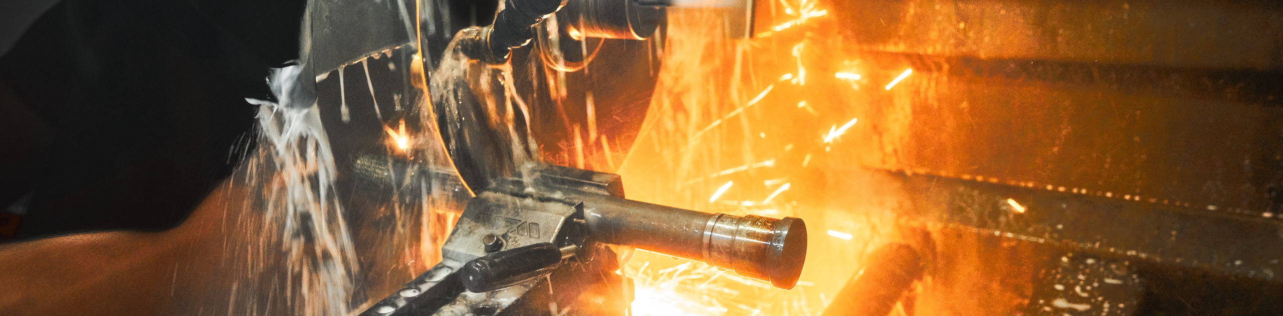 Trennvorgang einer Probe in einer Trennmaschine.